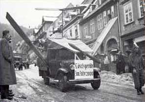 Loeschfahrzeug beim Fasnachtsumzug