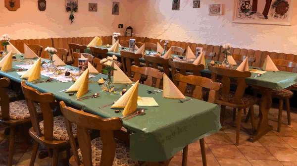 Eingedeckte Tisch in der Zunftstube der Narrenzunft Triberg